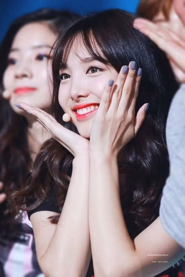 Nayeon (TWICE) debut đã lâu nhưng giờ fan mới biết cô sở hữu kỷ lục ngoại hình này ảnh 2