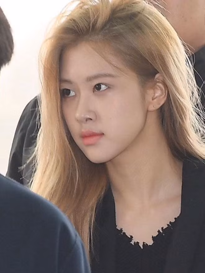 Da trắng mịn màng nhưng vì đâu mà Rosé ngại khoe mặt mộc nhất nhóm BLACKPINK? ảnh 2