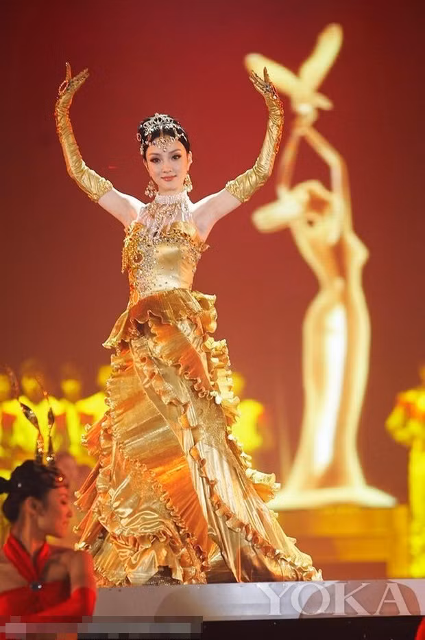 Chưa cần biết ai diện, váy của Nữ thần Kim Ưng năm 2020 đã bị trừ điểm vì một thứ ảnh 1