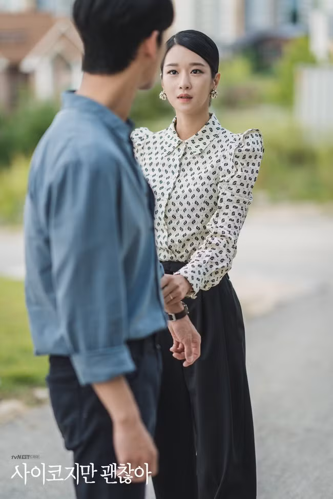 Mặc váy đầm được khen đẹp bao nhiêu nhưng khi diện quần thì Seo Ye Ji lại mất điểm ảnh 5
