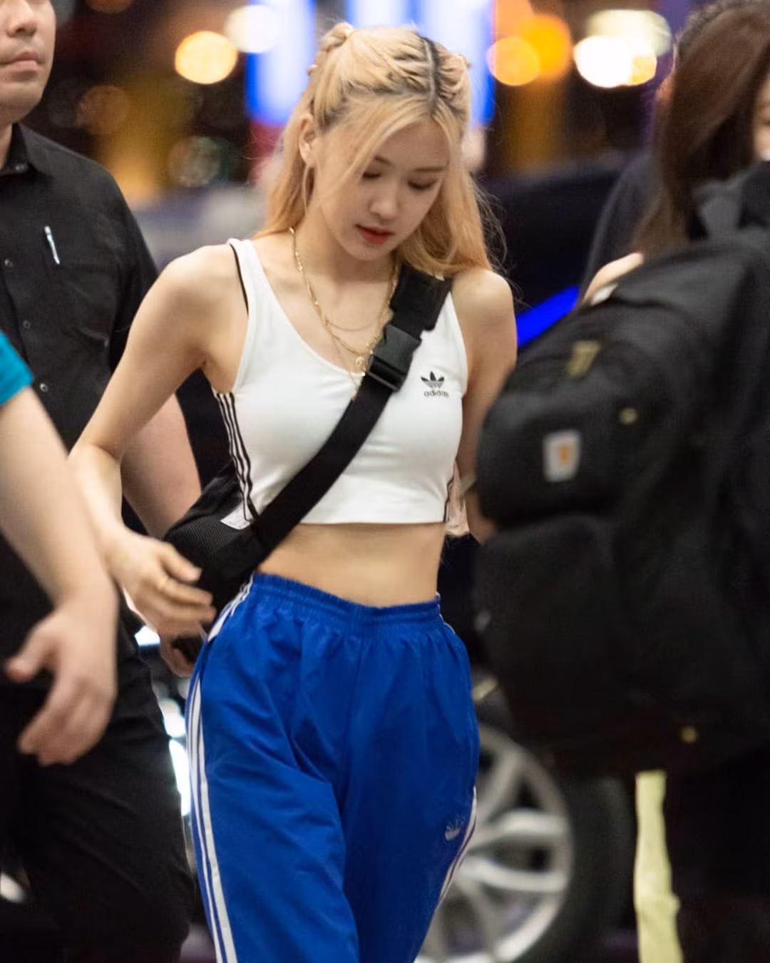 Rosé (BLACKPINK) tiết lộ vòng eo không nhỏ như lời đồn nhưng netizen cho rằng cô nói dối ảnh 2