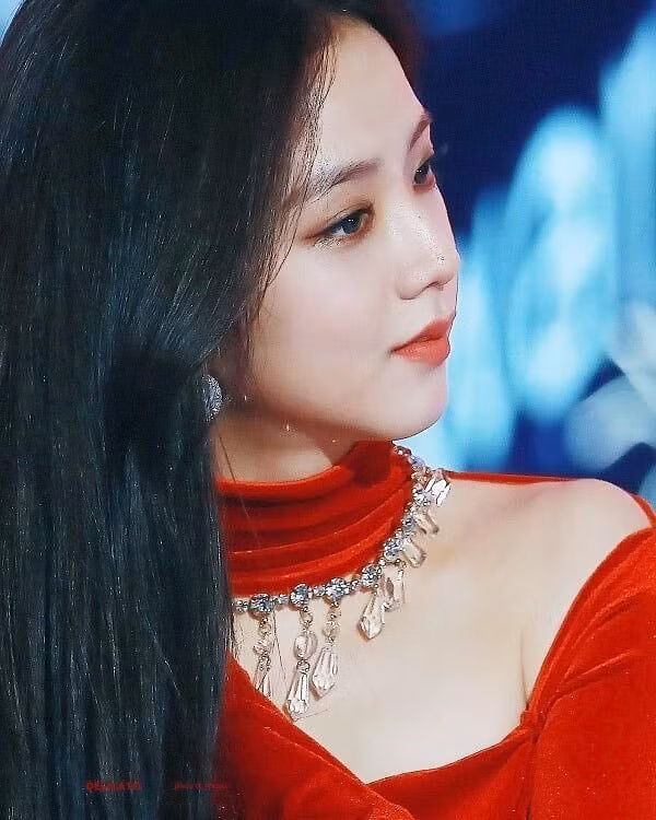 Tưởng Jisoo (BLACKPINK) thích đeo vòng cổ choker cho vui, hóa ra che khuyết điểm cực khéo ảnh 7
