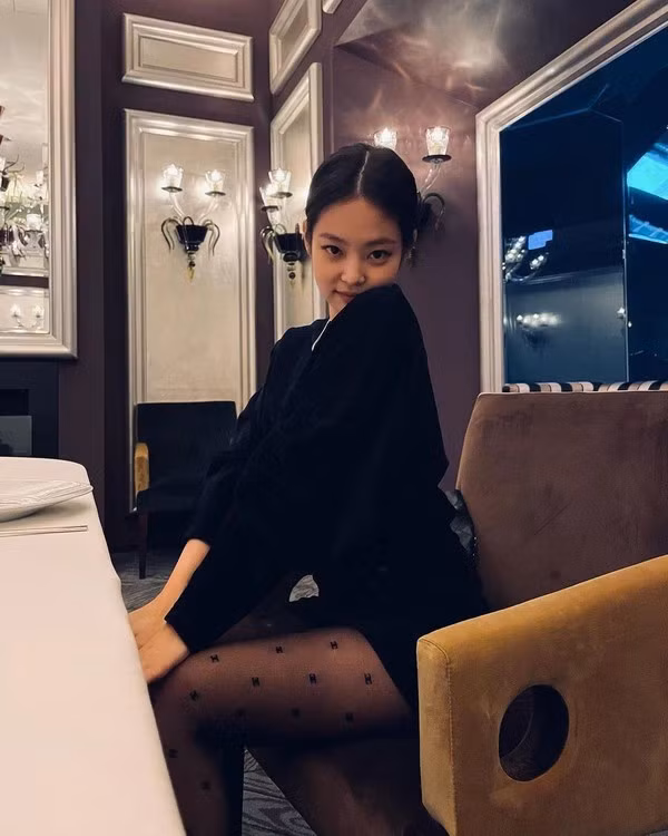 Ngọc Trinh chơi lớn sắm hẳn hai vòng cổ Chanel khiến dân mạng liên tưởng tới Jennie ảnh 6