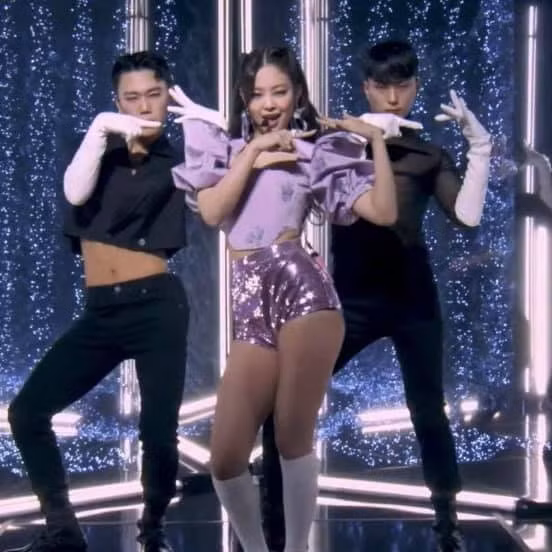 Ngắm Jennie trong concert The Show: Tạo hình hoa hồng có gì đặc biệt mà netizen phát sốt? ảnh 5