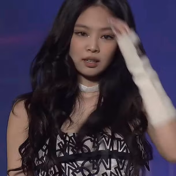 Ngắm Jennie trong concert The Show: Tạo hình hoa hồng có gì đặc biệt mà netizen phát sốt? ảnh 3