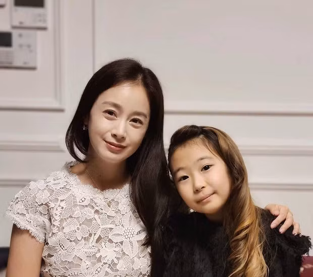 Loạt ảnh này có gì lạ mà giúp Song Hye Kyo được khen “vượt trội Kim Tae Hee, Son Ye Jin”? ảnh 2
