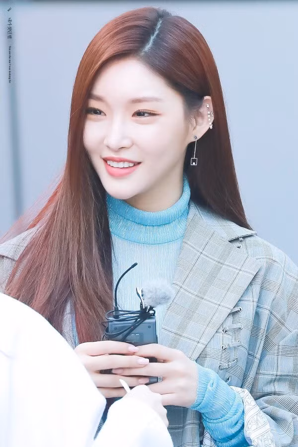 Từng được khen là có vẻ đẹp cá tính nhưng Chungha giờ bị nhận xét trông hệt Park Bom ảnh 1
