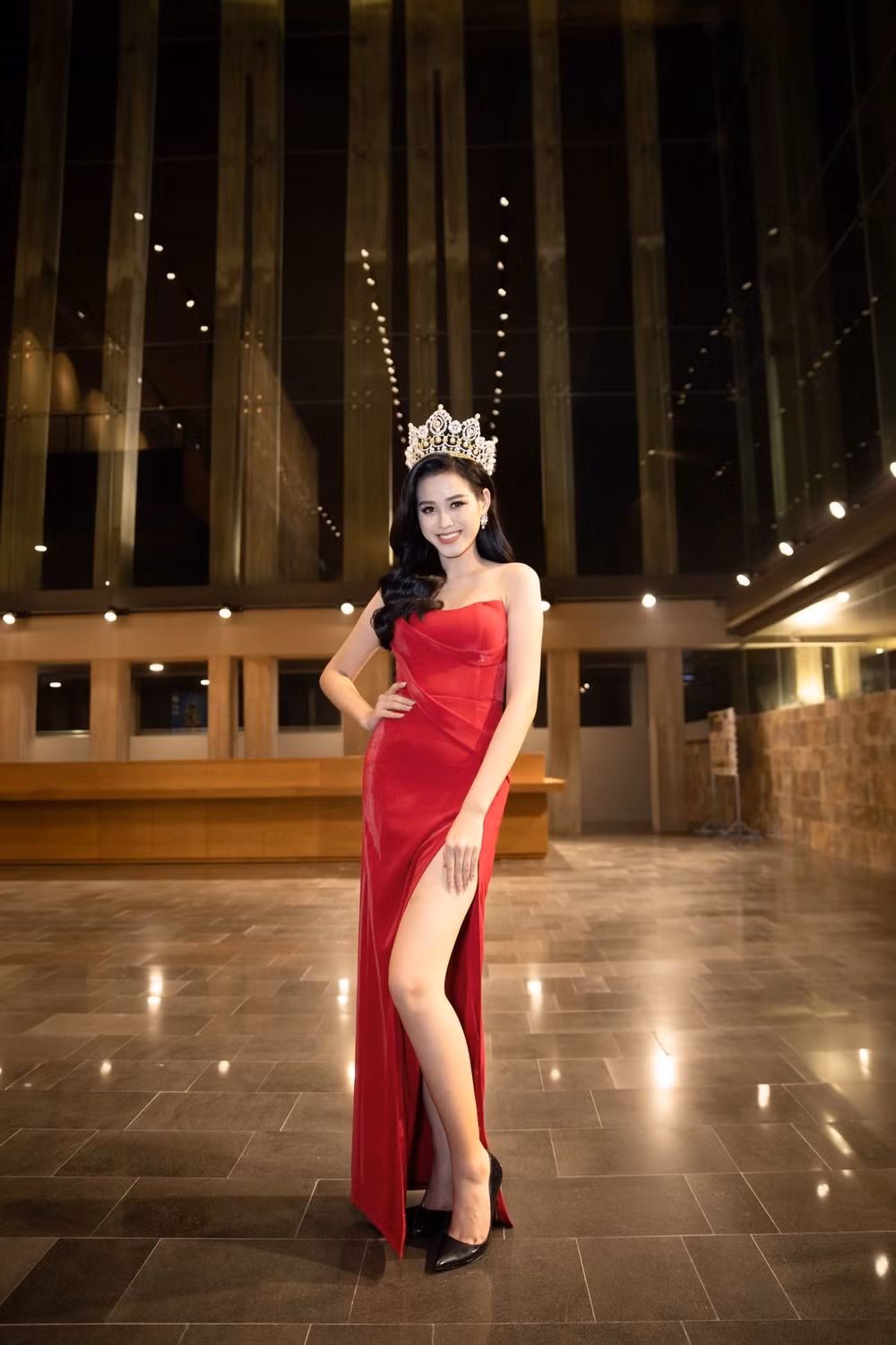 Mấy ai khéo như Hoa hậu Đỗ Thị Hà, vừa gia nhập showbiz đã tìm được ngay kiểu váy “chân ái” ảnh 8