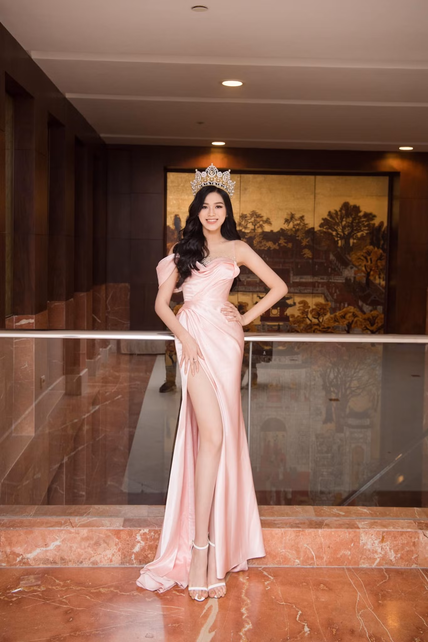 Mấy ai khéo như Hoa hậu Đỗ Thị Hà, vừa gia nhập showbiz đã tìm được ngay kiểu váy “chân ái” ảnh 4