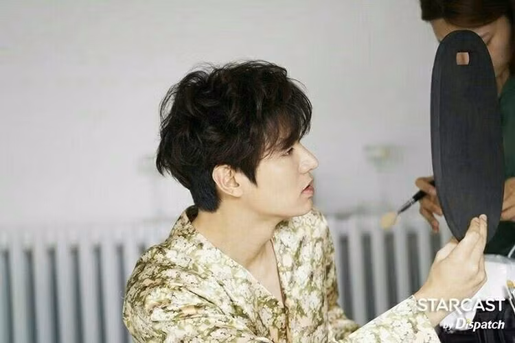 Soi gương mọi lúc mọi nơi, Lee Min Ho quả đúng là “Quân vương của những chiếc gương” ảnh 10