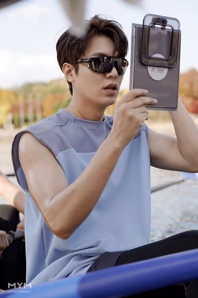 Soi gương mọi lúc mọi nơi, Lee Min Ho quả đúng là “Quân vương của những chiếc gương” ảnh 9