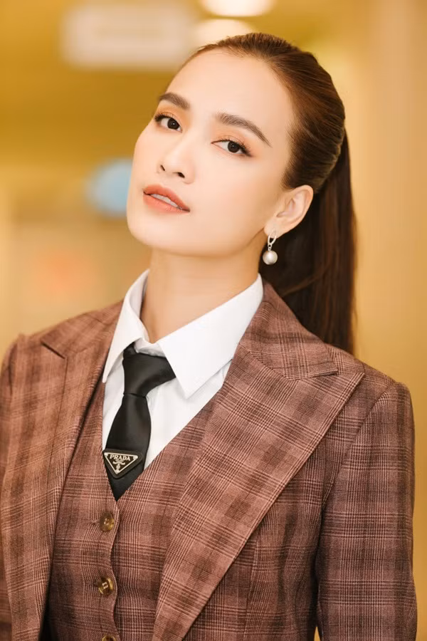 Ái Phương hóa soái tỷ cực cá tính, khoe luôn nhạc phim “Bằng Chứng Vô Hình” ảnh 3