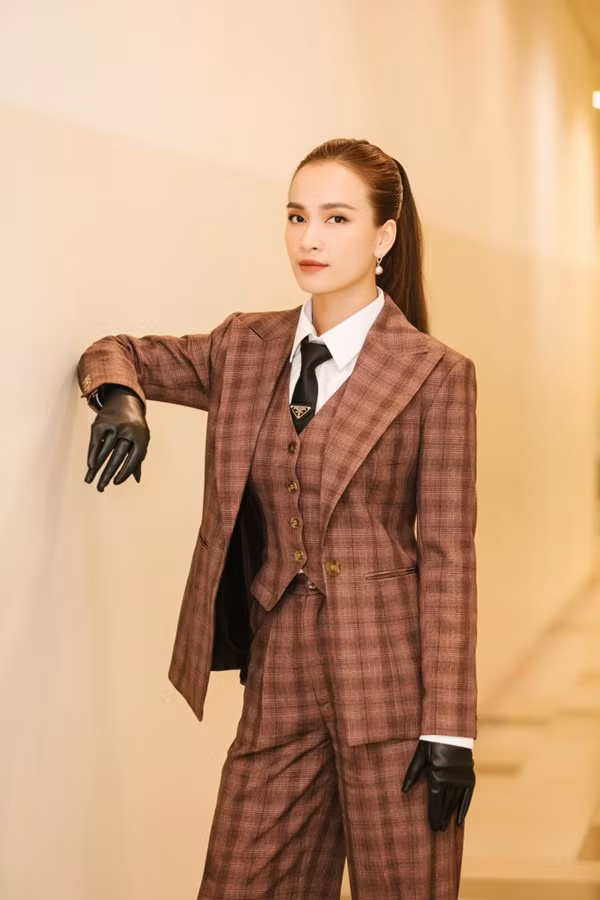 Ái Phương hóa soái tỷ cực cá tính, khoe luôn nhạc phim “Bằng Chứng Vô Hình” ảnh 1