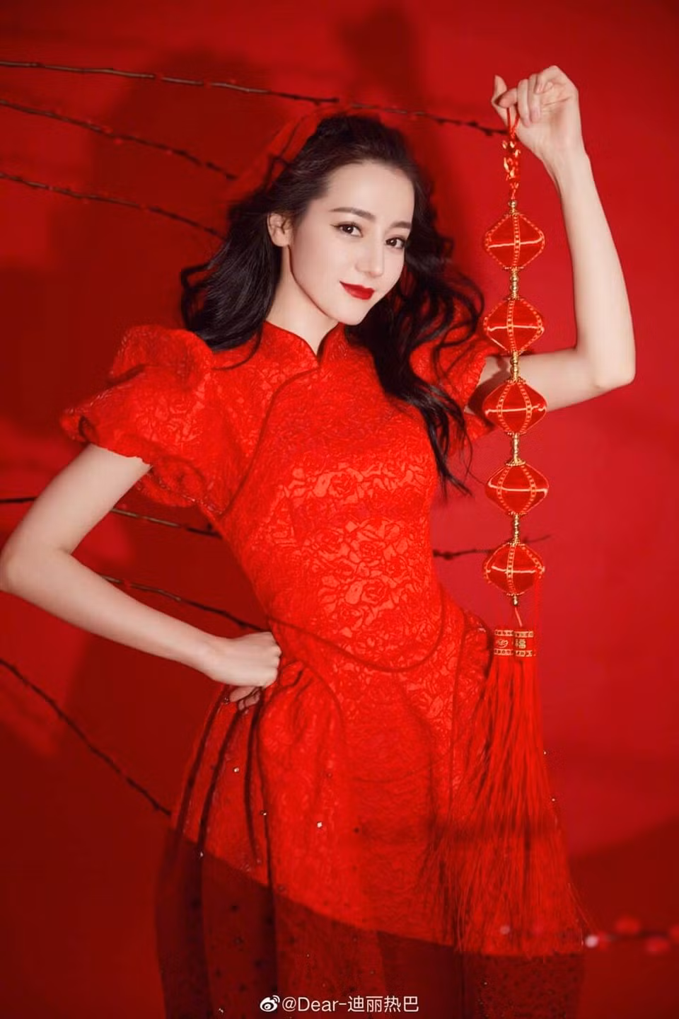 Xài nhầm filter khi livestream, đến xinh đẹp ngút ngàn như Địch Lệ Nhiệt Ba cũng mất điểm! ảnh 7