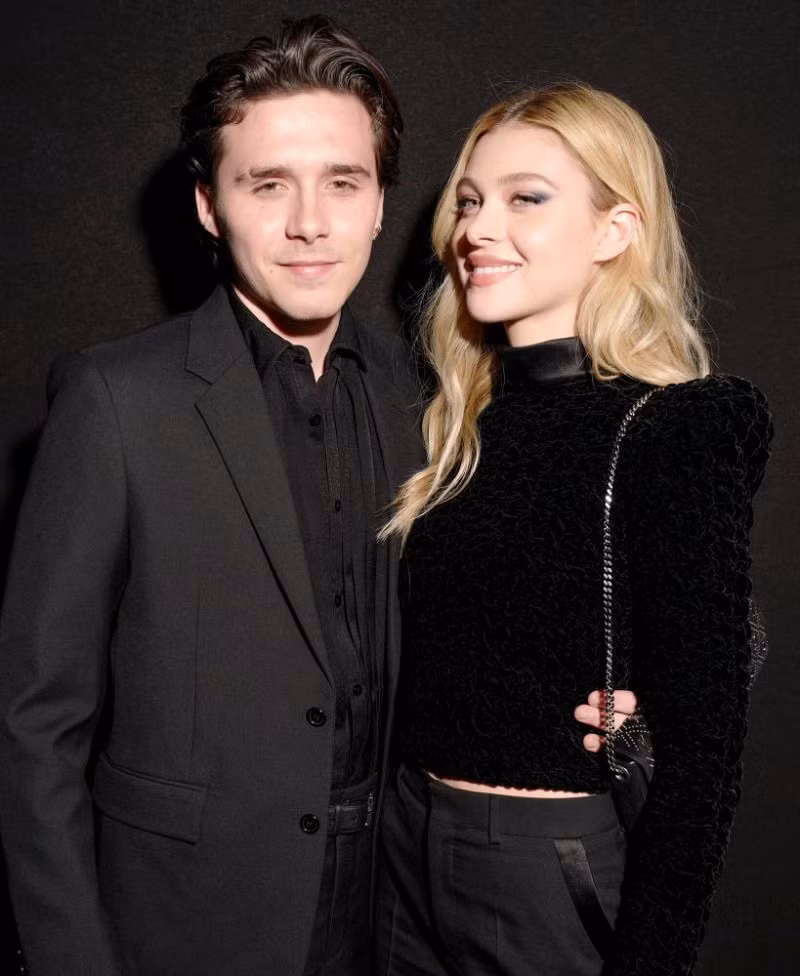 Hôn lễ của Brooklyn Beckham: Cha cô dâu lo chi phí, mẹ chú rể thiết kế váy cưới ảnh 1