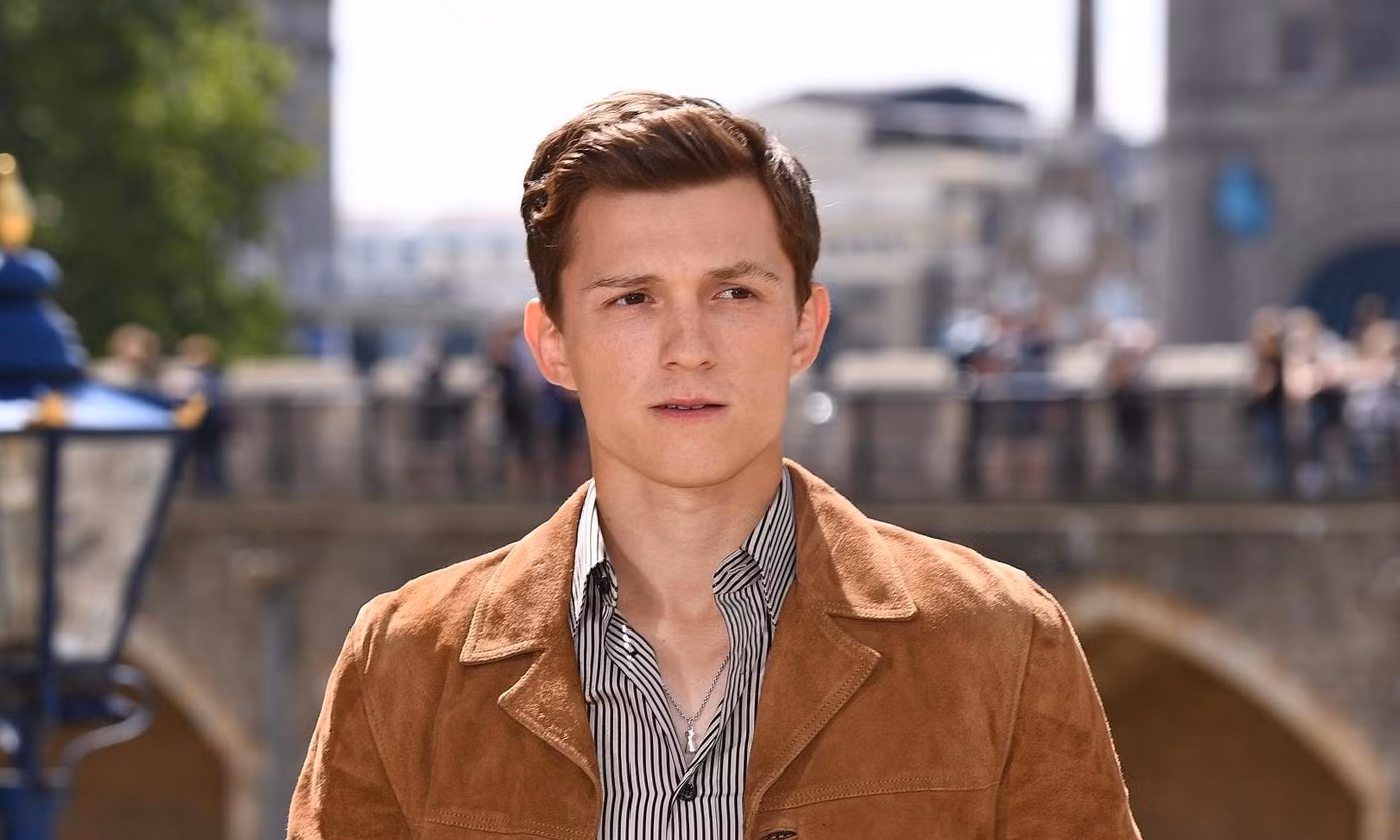 Đi siêu thị mua trứng mà hết, “Người Nhện” Tom Holland mua luôn gà về nuôi ảnh 1