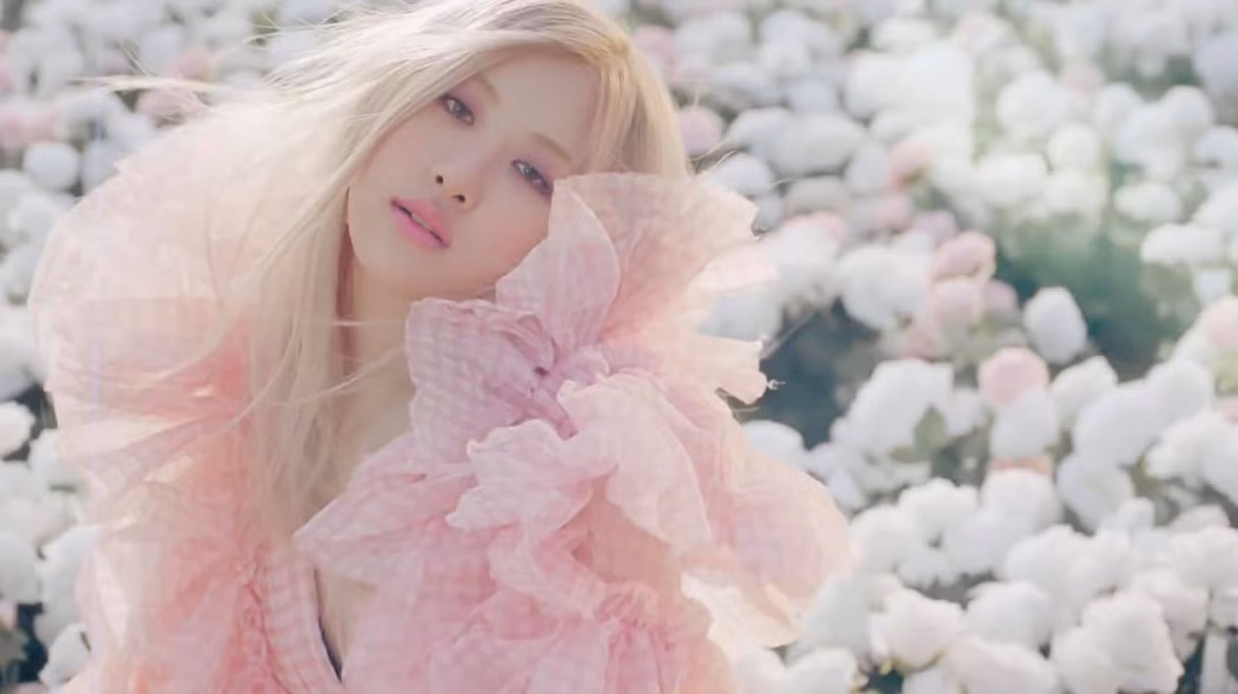 “Cày view” cho Rosé (BLACKPINK) nhưng bạn có biết vì sao single lấy tên “On The Ground”? ảnh 1