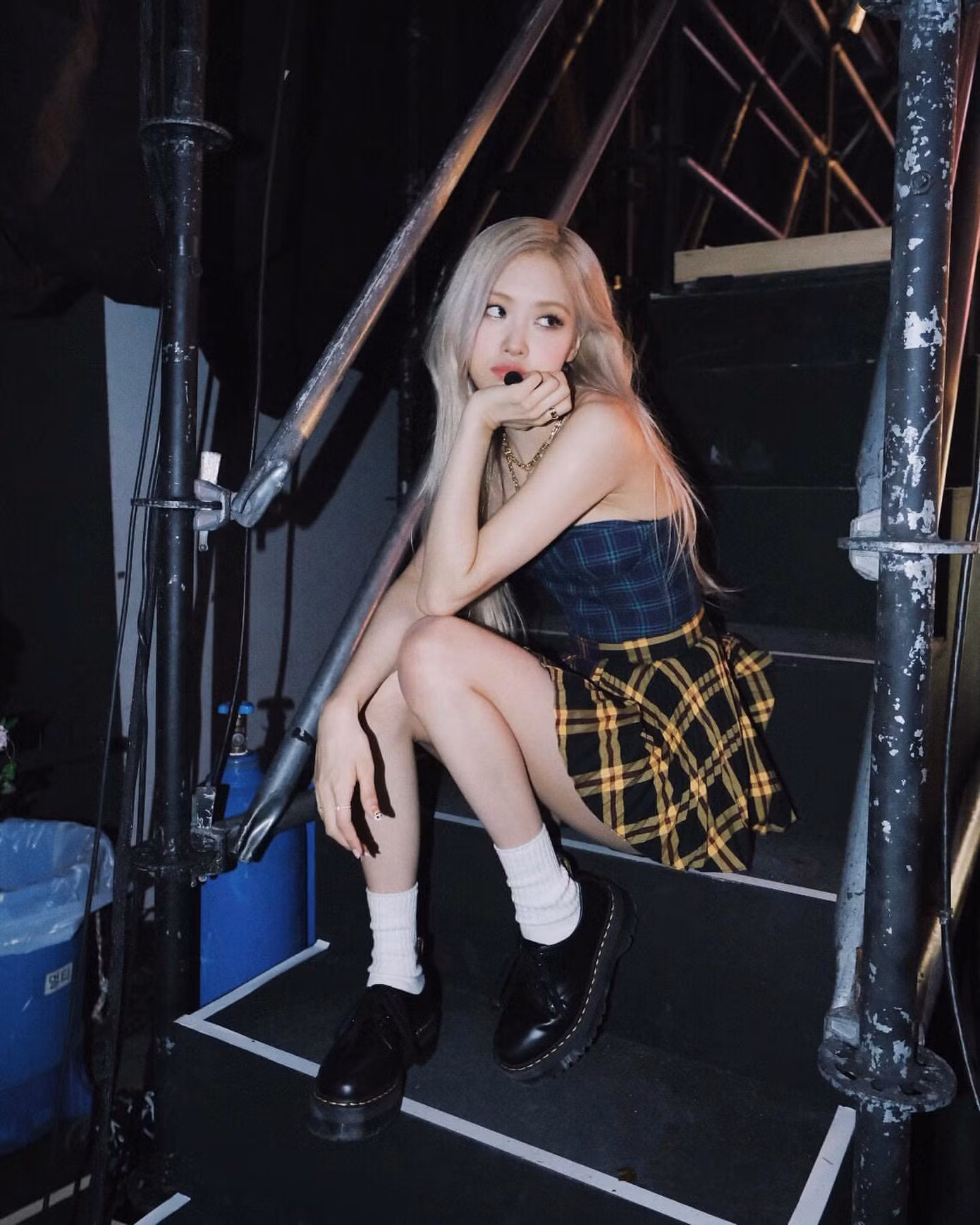 Hiếm hoi lắm stylist BLACKPINK mới chọn nhầm đồ diễn, lại đúng màn solo của Rosé ảnh 2