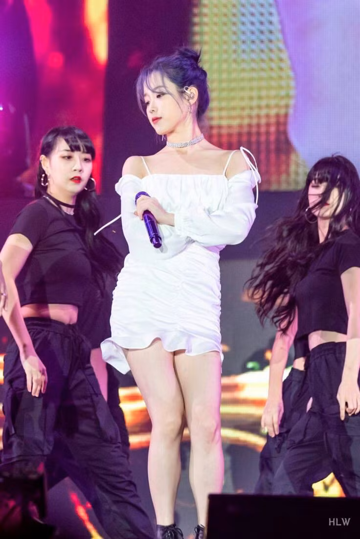 Hiếm hoi lắm stylist BLACKPINK mới chọn nhầm đồ diễn, lại đúng màn solo của Rosé ảnh 9