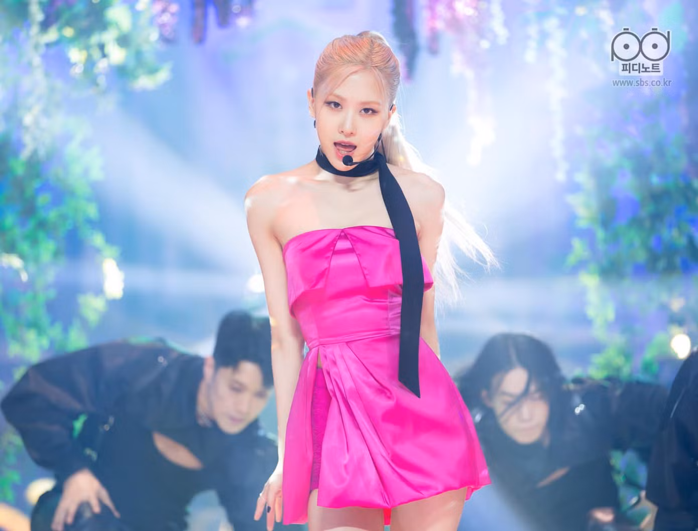 Hết Lisa tới Rosé lộ dấu hiệu mệt mỏi khi kết màn: Chuông báo động sức khỏe của BLACKPINK? ảnh 1