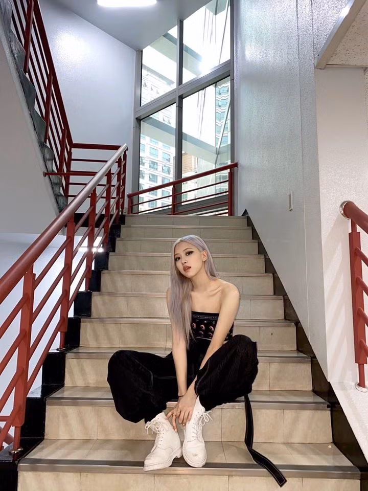 Cùng biến quần thành áo ống, cớ sao stylist BLACKPINK được khen còn stylist ITZY bị chê? ảnh 6