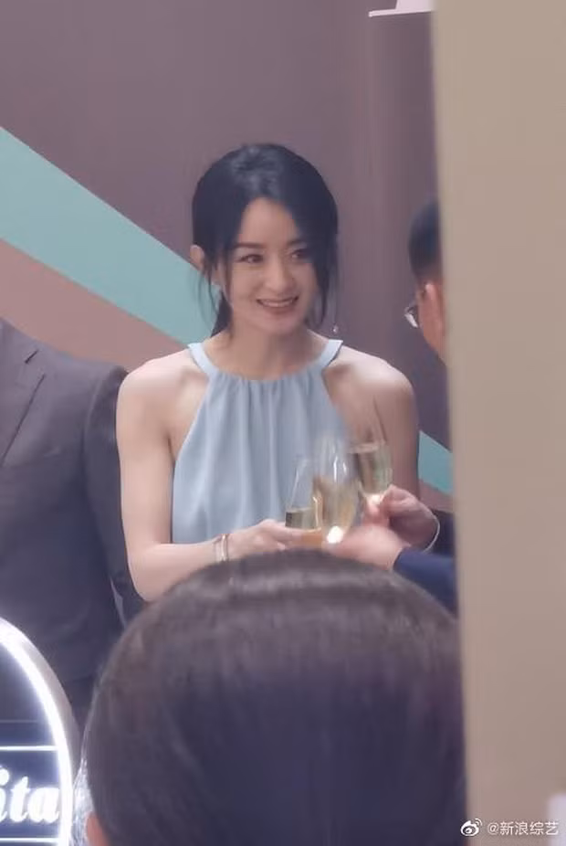 ‘Mẹ bỉm sữa’ Triệu Lệ Dĩnh trẻ đẹp như gái đôi mươi, vòng eo bé xíu gây sốt ảnh 8