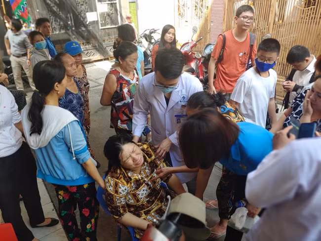 Toàn cảnh vụ cây phượng bật gốc đè vào người học sinh gây thương vong tại trường Bạch Đằng ảnh 7