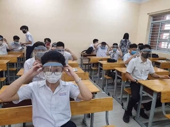 Câu hỏi gây tranh cãi nhất hôm nay: Học sinh có nên đeo tấm chắn khi trở lại trường? ảnh 3