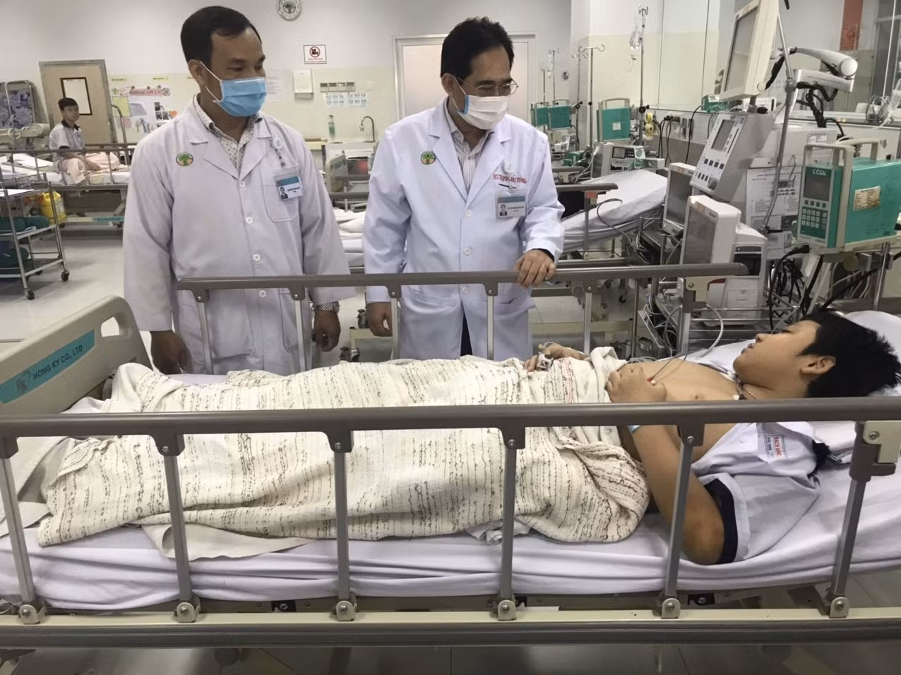 Toàn cảnh vụ cây phượng bật gốc đè vào người học sinh gây thương vong tại trường Bạch Đằng ảnh 6