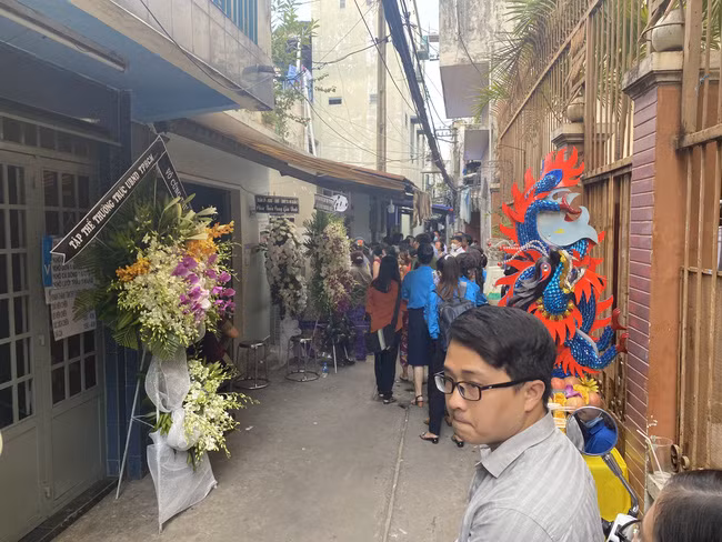 Toàn cảnh vụ cây phượng bật gốc đè vào người học sinh gây thương vong tại trường Bạch Đằng ảnh 8