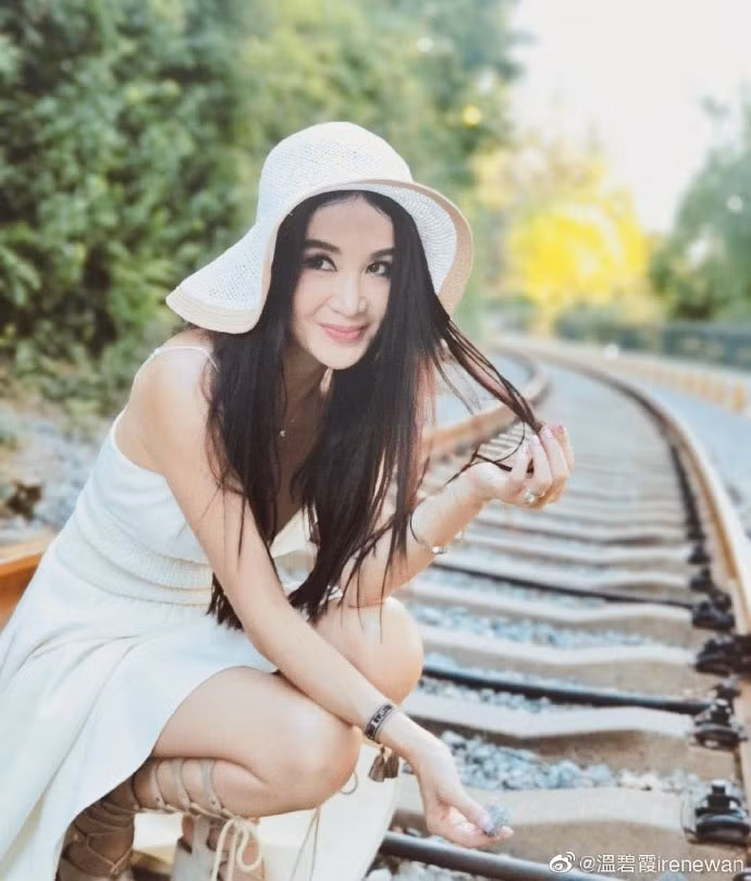 Ngỡ ngàng nhan sắc tuổi U60 mà như mới ngoài ba mươi của Ôn Bích Hà ảnh 1