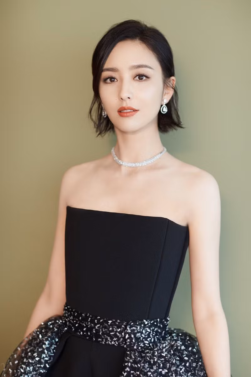 Lộ diện hình ảnh con gái út 17 tuổi của Lý Liên Kiệt “đốt mắt” netizen với body “cực phẩm“ ảnh 2