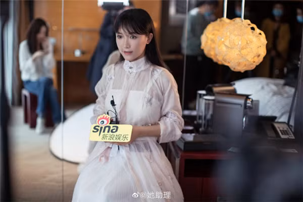Động thái “ngược” căng của Lý Tử Thất sau “bão” comments bị cho là kém sắc ngoài đời ảnh 11