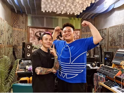 Cùng diện “đồ bơi”, “Hoàng tử Rap” và Hiền Hồ khiến cư dân mạng “ngợp” vì body “cực phẩm“ ảnh 9