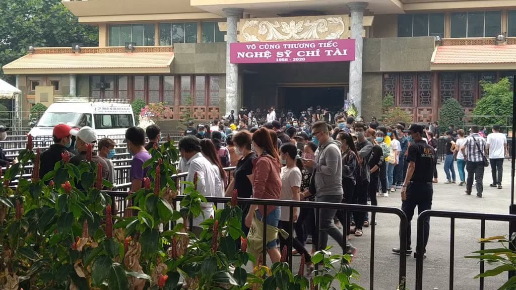 Người dân xếp hàng dài xuyên trưa chờ được nhìn Chí Tài lần cuối trước khi qua Mỹ ảnh 5