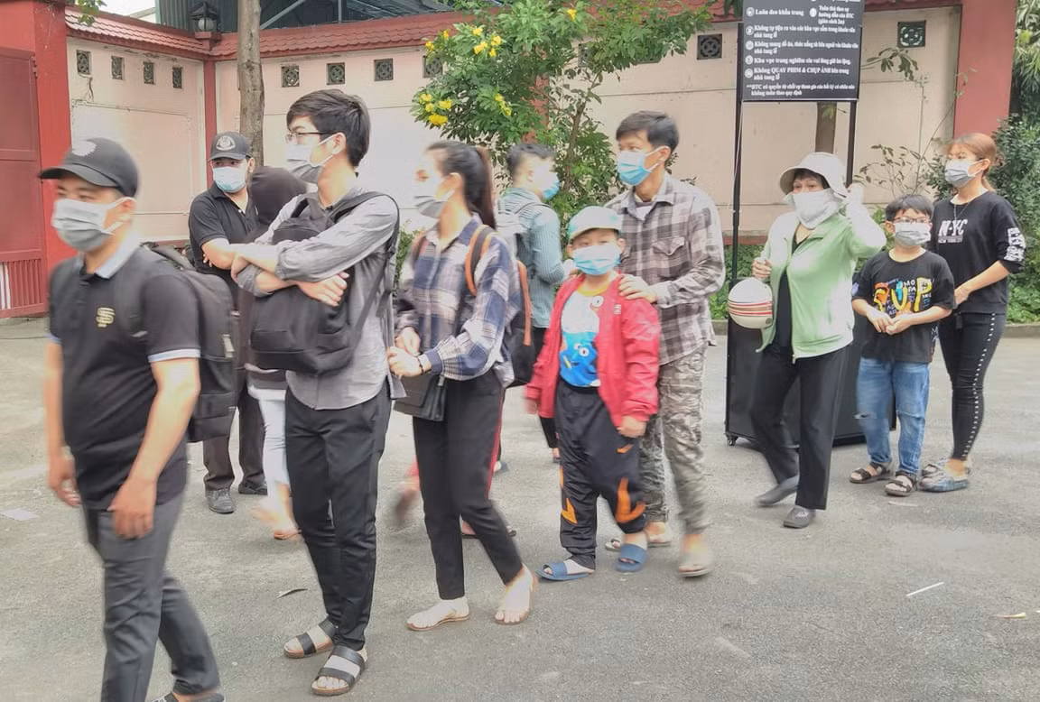 Người dân xếp hàng dài xuyên trưa chờ được nhìn Chí Tài lần cuối trước khi qua Mỹ ảnh 3