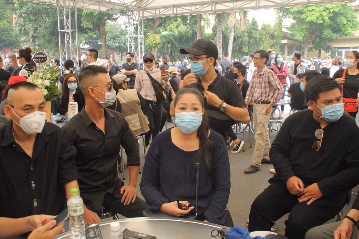 Ngày buồn cuối năm của showbiz Việt: Đông đảo nghệ sĩ đến tiễn biệt danh hài Chí Tài ảnh 12