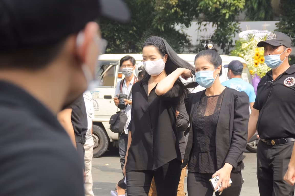 Ngày buồn cuối năm của showbiz Việt: Đông đảo nghệ sĩ đến tiễn biệt danh hài Chí Tài ảnh 7