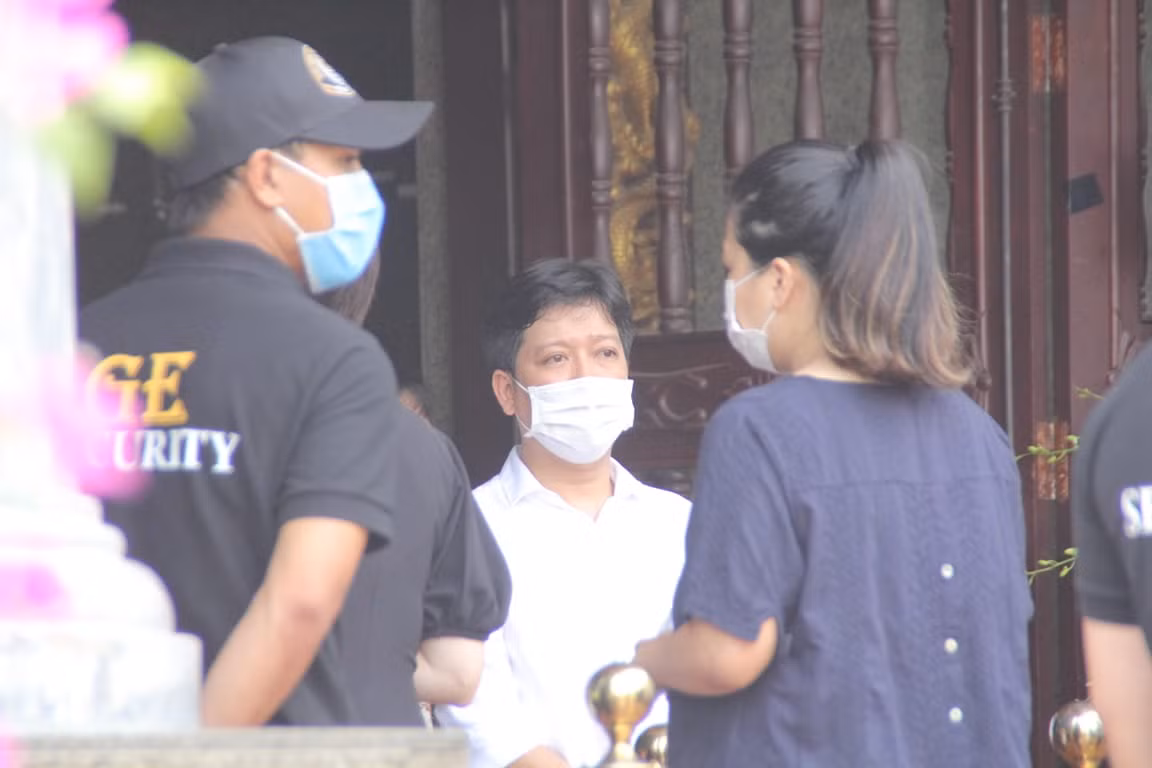 Ngày buồn cuối năm của showbiz Việt: Đông đảo nghệ sĩ đến tiễn biệt danh hài Chí Tài ảnh 3