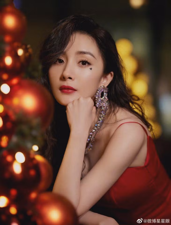 Lưu Diệc Phi lộng lẫy như nữ thần, sexy với váy xẻ ngực sâu hút ảnh 5