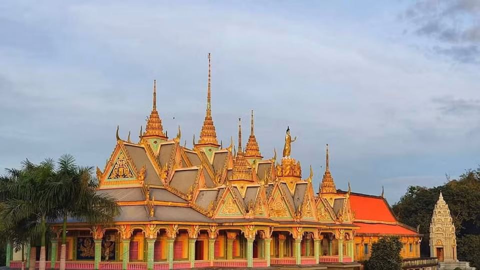 Choáng ngợp trước vẻ đẹp “vạn người mê” của ngôi chùa Khmer nổi tiếng tại Sóc Trăng ảnh 1