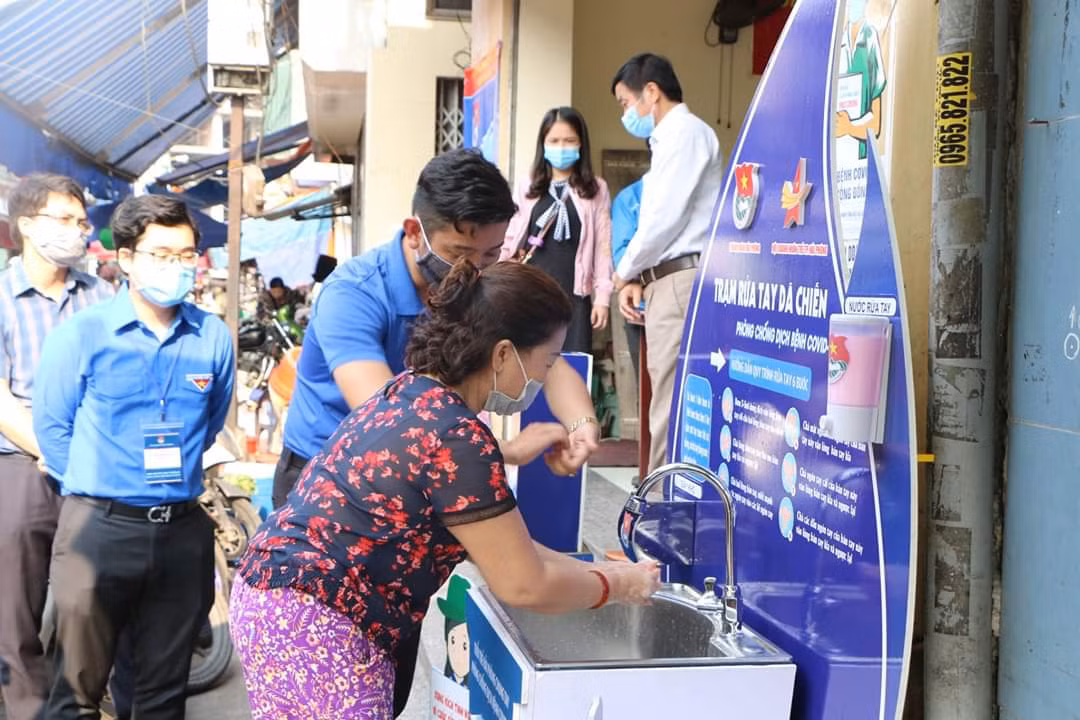 Thanh niên Hải Phòng nhắc người dân giữ khoảng cách, rửa tay sát khuẩn tại cây ATM ảnh 4