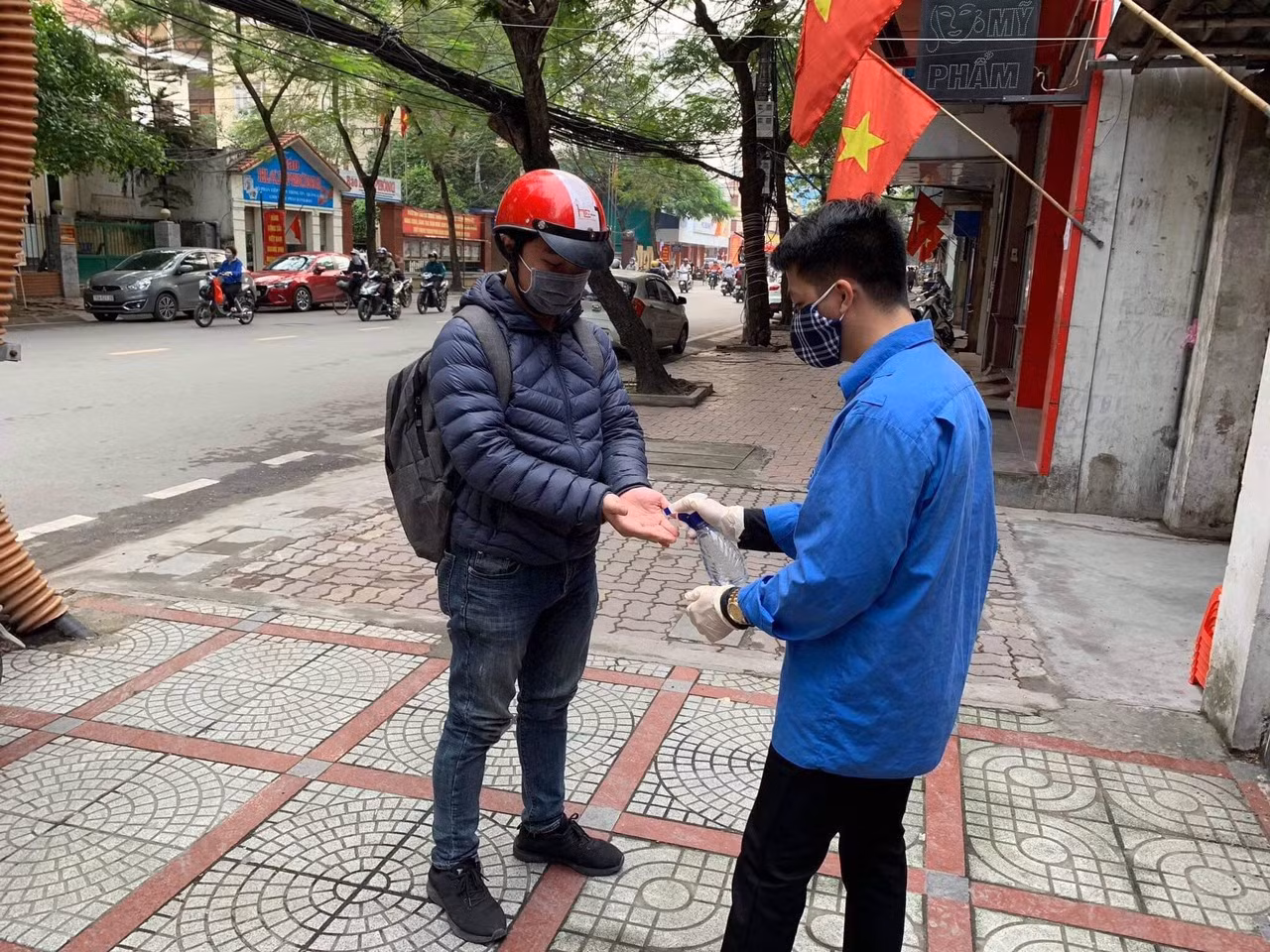 Thanh niên Hải Phòng nhắc người dân giữ khoảng cách, rửa tay sát khuẩn tại cây ATM ảnh 3