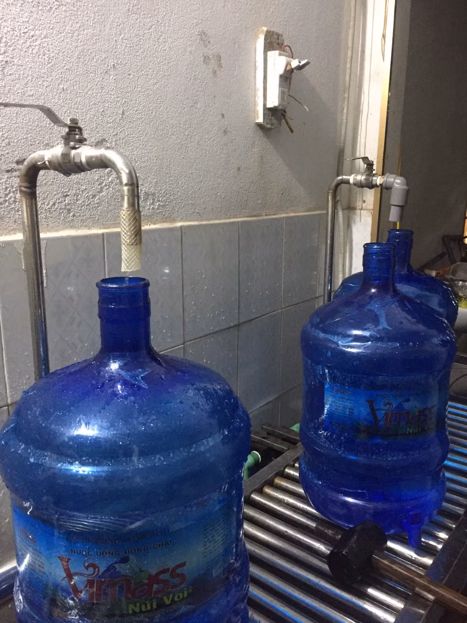 Hải Phòng thu hồi toàn bộ nước đóng chai 'hóa phép' từ mương nước thải ảnh 3