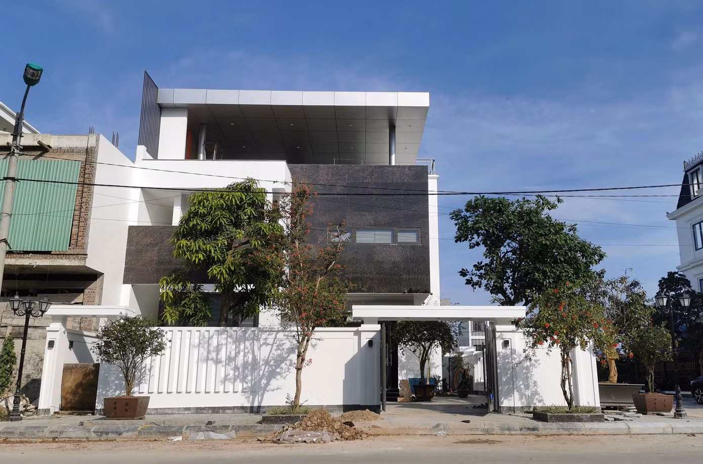 Nhiều công trình xây dựng trái phép trên đất quốc phòng ảnh 1