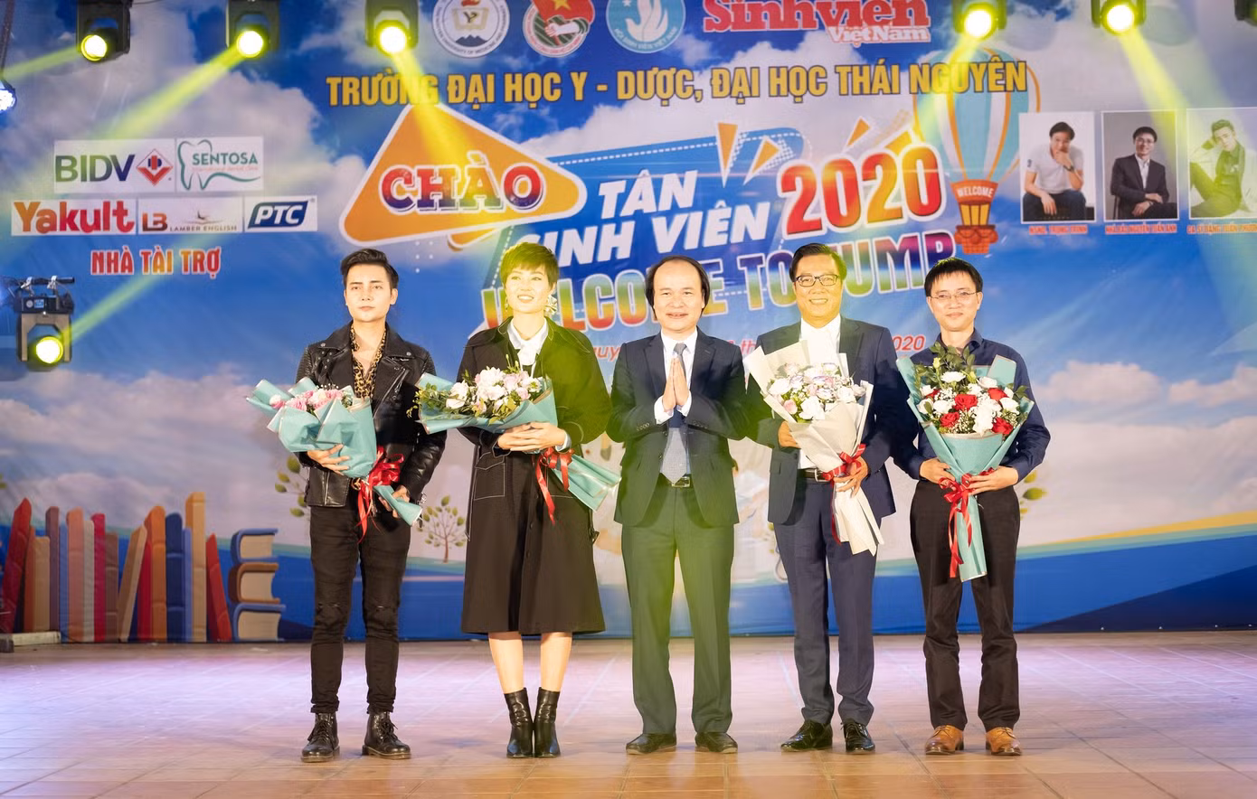 Dàn trai xinh, gái đẹp bùng nổ trong đêm hội "Chào tân sinh viên" ảnh 12