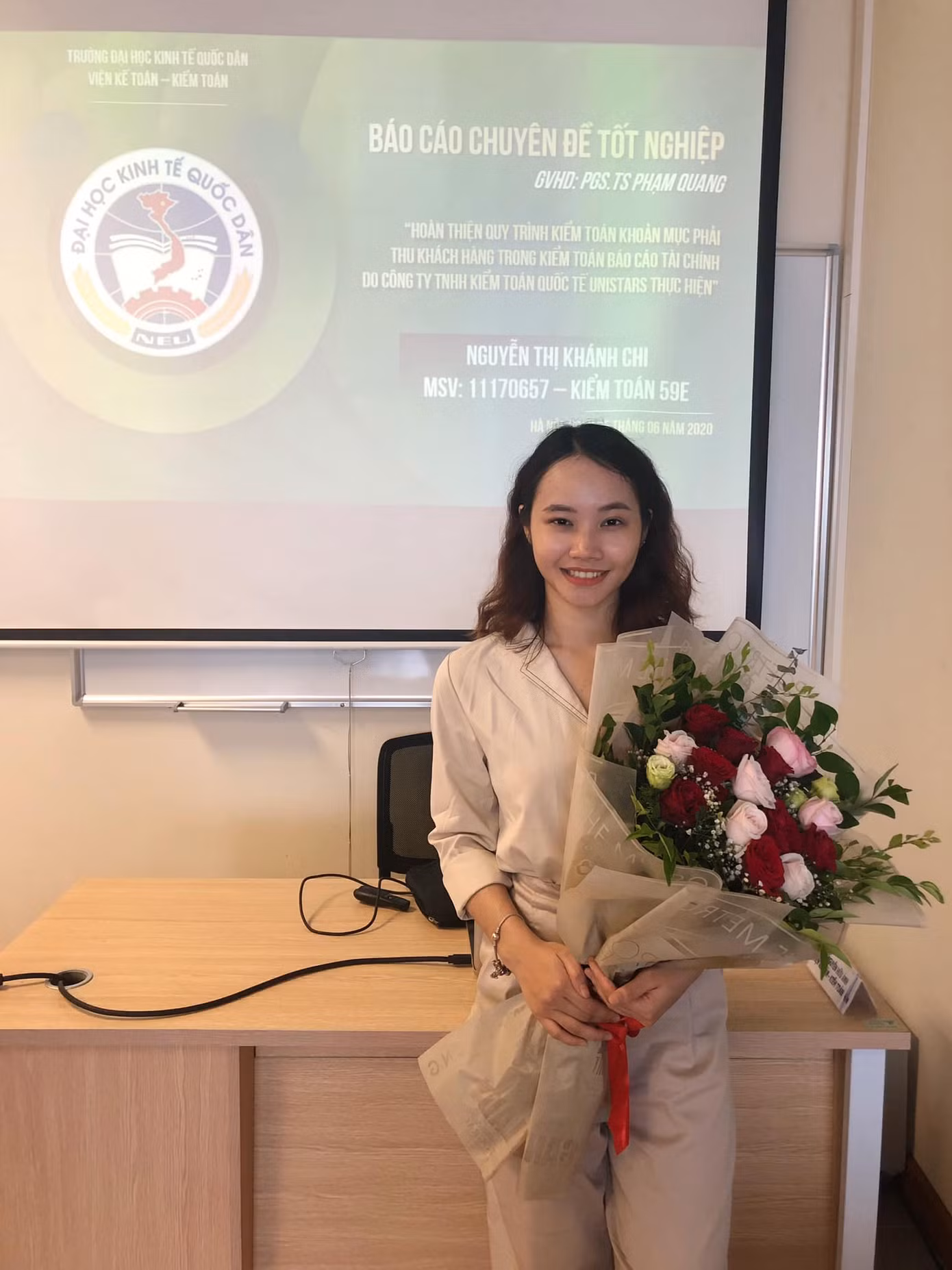 Tân cử nhân trẻ tuổi nhất trường ĐH Kinh tế Quốc dân là Đảng viên, sinh viên xuất sắc ảnh 5