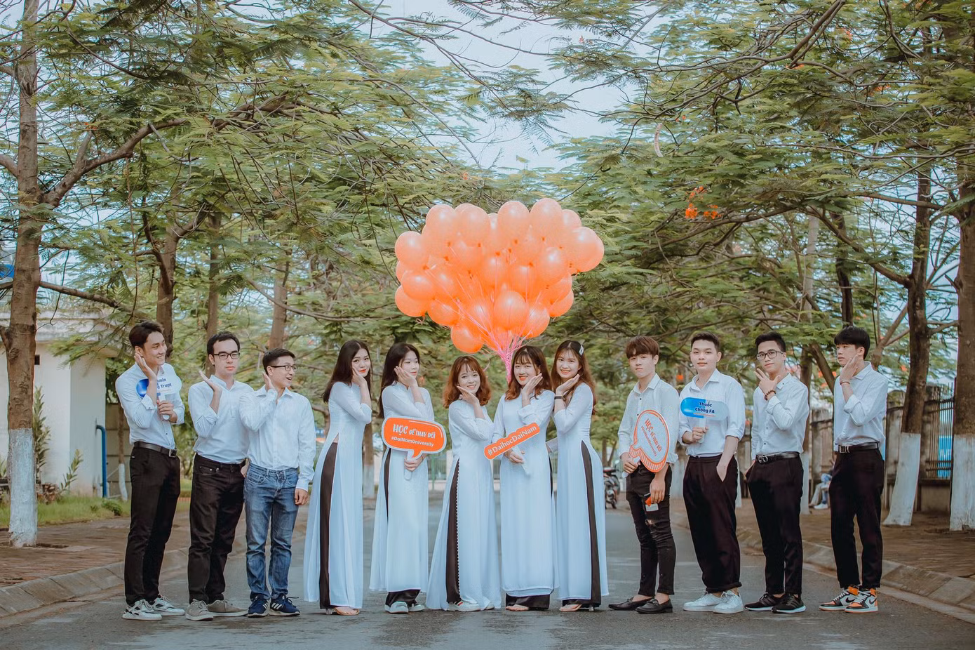 Những tọa độ “check in” đẹp mê mẩn tại Đại học Đại Nam ảnh 6