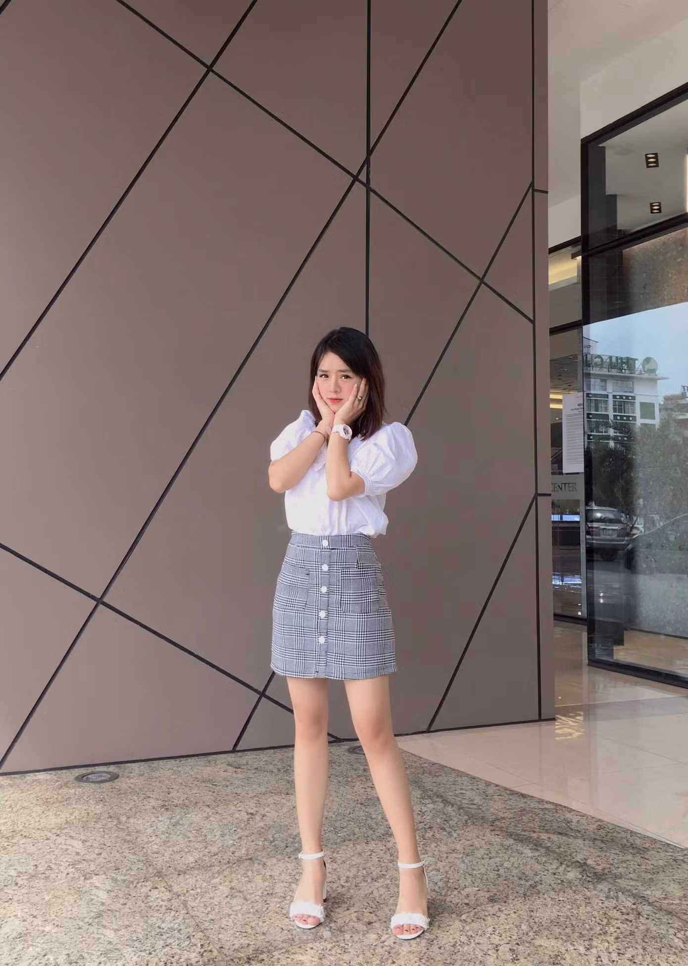 Cô sinh viên khoa Luật đam mê dẫn chương trình ảnh 3