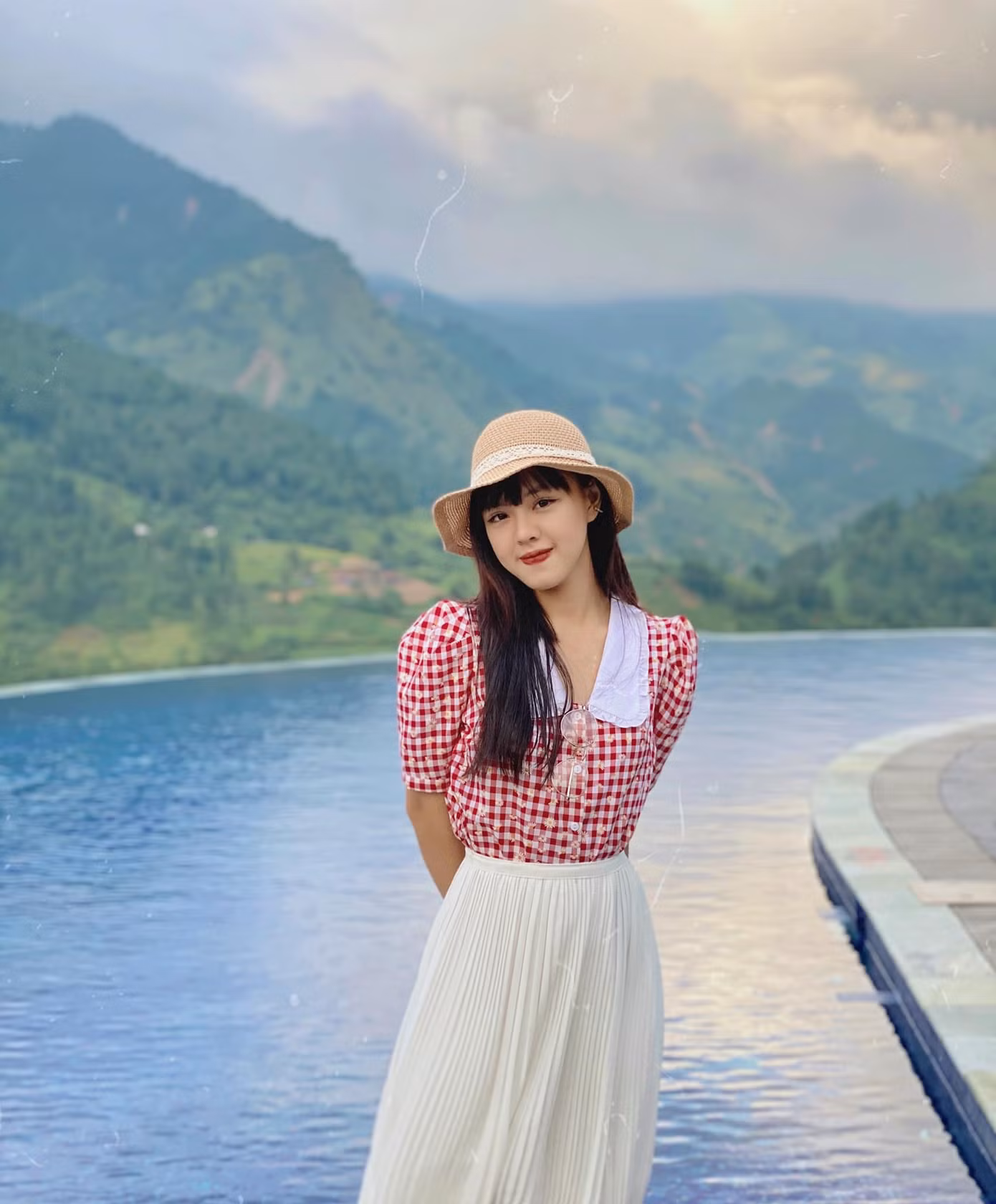 Cô sinh viên khoa Luật đam mê dẫn chương trình ảnh 7